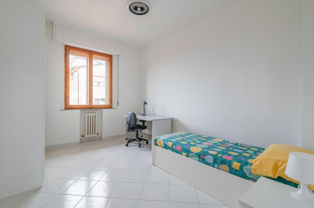 Comfy Flat Steps Away From Siena Station! Apartment Exterior foto